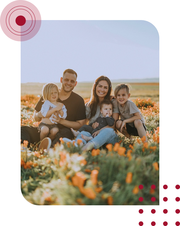 Rodzina siedząca na łące – case study