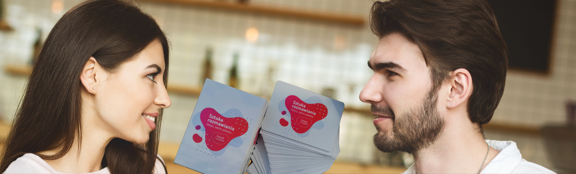 Karty sztuka rozmawiania pomiędzy kobietą a mężczyzną, którzy patrzą sobie w oczy