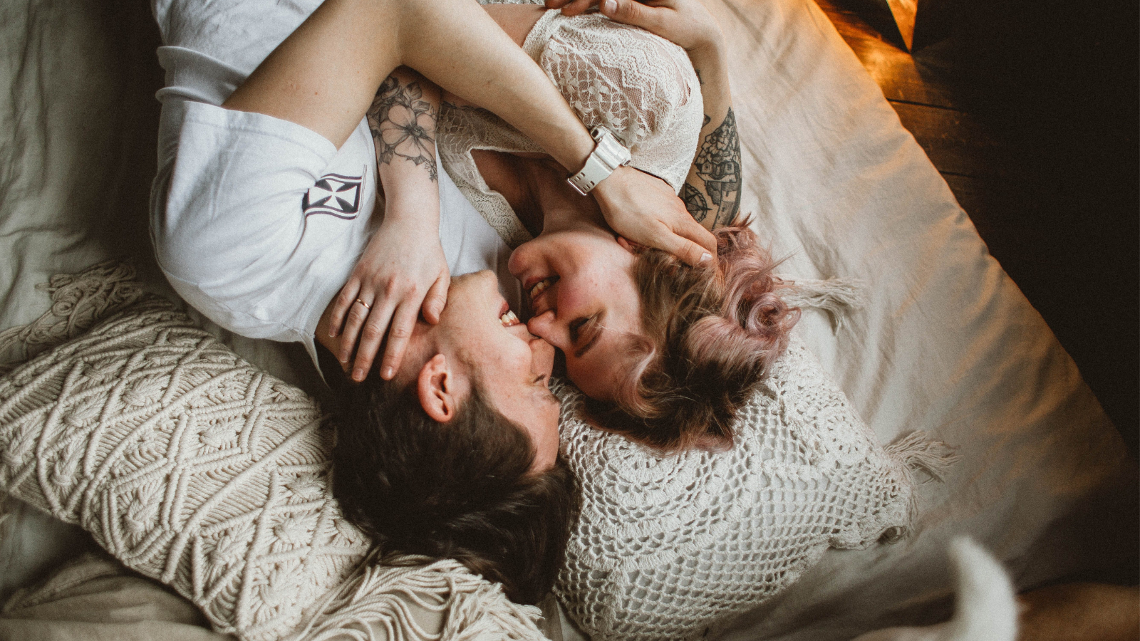 Przytulona para, czułość o szczęście w relacji ze wspólnie spędzanego czasu