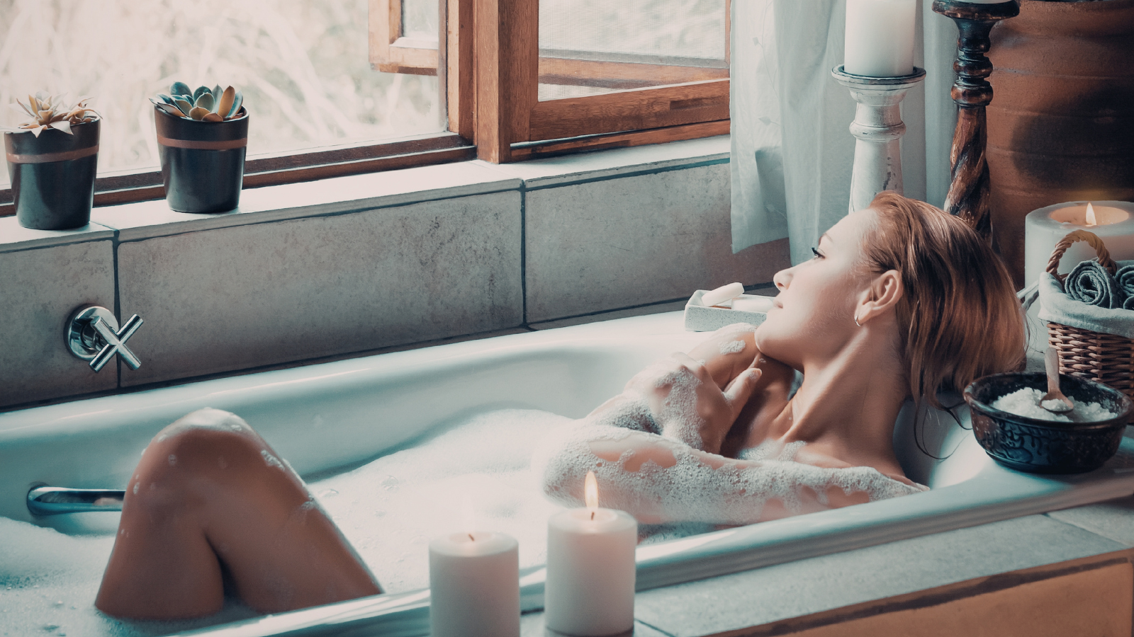 kobieta leży w wannie i się relaksuje