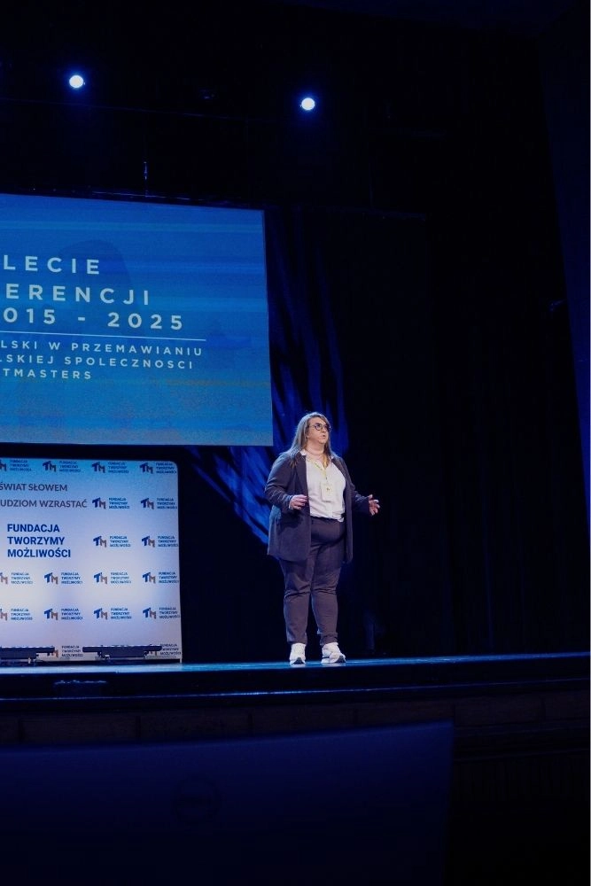 Monika Janicka podczas wystąpienia publicznego