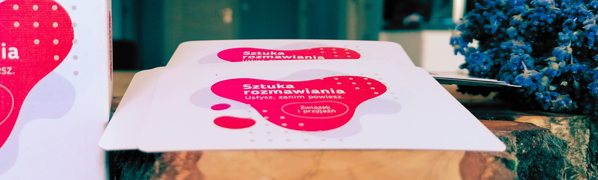 Karty Sztuka rozmawiania – Związek Przyjaźń w ozdobnym opakowaniu, pomysł na prezent dla par na święta 2026, który zachęca do bliskości i wspólnych rozmów.